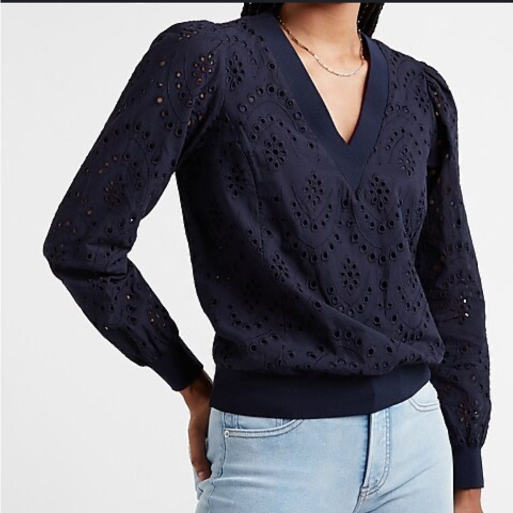 Express navy blue eyelet, V-neck blouse, extra small